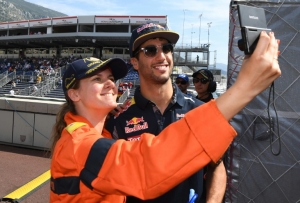 Ricciardo tirar selfie com uma comiss&aacute;ria de corrida depois de conquistar a pole position do Grande Pr&ecirc;mio de M&ocirc;naco, em Monte Carlo