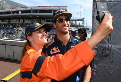 Ricciardo tirar selfie com uma comiss&aacute;ria de corrida depois de conquistar a pole position do Grande Pr&ecirc;mio de M&ocirc;naco, em Monte Carlo