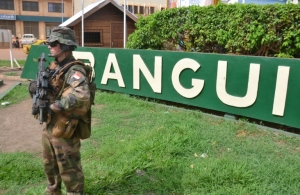 (Arquivo) Um soldado franc&ecirc;s &eacute; visto em Bangui, no dia 20 de maio de 2015