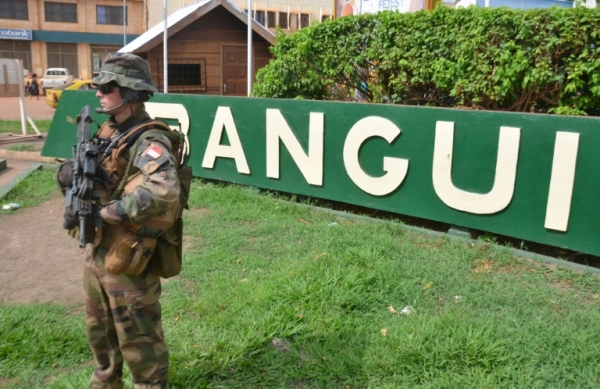 (Arquivo) Um soldado franc&ecirc;s &eacute; visto em Bangui, no dia 20 de maio de 2015