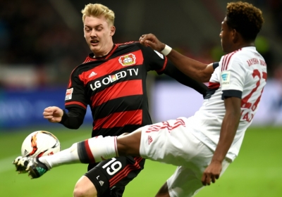 David Alaba (E), do Bayern, na dividida com Julian Brandt, do Bayer, em 6 de fevereiro, em Leverkusen