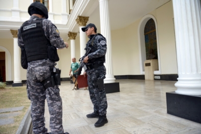 Policiais patrulham a Assembleia Nacional da Venezuela, em Caracas, no dia 26 de janeiro de 2016