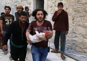 Um homem carrega um beb&ecirc; gravemente ferido ap&oacute;s bombardeio do regime s&iacute;rio no bairro de Saleheen, em Aleppo, no dia 2 de junho de 2016