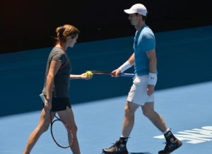 Andy Murray (D) ao lado da treinadora Am&eacute;lie Mauresmo, em 17 de janeiro, em Melbourne