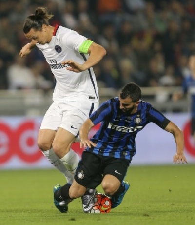 Paris Saint-Germain (PSG)'s Swedish forward Zlatan Ibrahimovic (L) fights for the ball with Inter Milan's Spanish defender Martin Montoya during the friendly football match between PSG and Inter Milan at Jassim Bin Hamad Stadium in the Qatari capital Doha, on December 30, 2015. AFP PHOTO / KARIM JAAFAR
