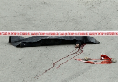 Um soldado israelense ficou gravemente ferido ao ser esfaqueado nesta quinta-feira em Hebron, na Cisjord&acirc;nia, por dois palestinos, que foram mortos pelas for&ccedil;as de seguran&ccedil;a, informou um porta-voz militar israelense.