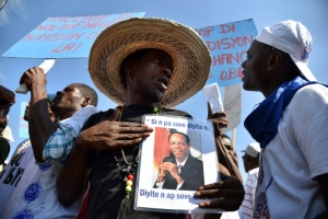 Partid&aacute;rios do ex-presidente haitiano Jean-Bertrand Aristide protestam em frente ao Parlamento haitiano de Porto Pr&iacute;ncipe em 29 de fevereiro de 2016