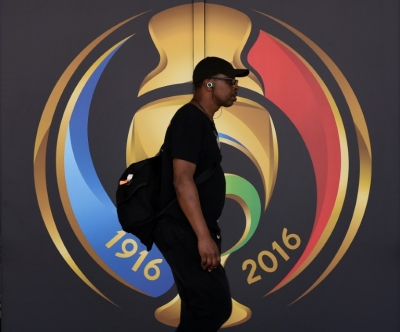 Um homem passa em frente a um painel da Copa Am&eacute;rica do Centen&aacute;rio, no Levi's Stadium, em Santa Clara, Calif&oacute;rnia, no dia 1&ordm; de junho de 2016