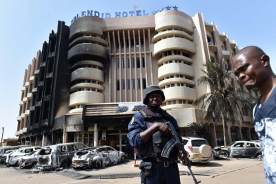 Policial &eacute; visto em frente ao hotel Splendid, em Ouagadougou, em 17 de janeiro de 2016