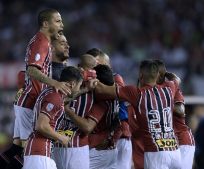 Jogadores do S&atilde;o Paulo ao final da partida contra o River Plate, em Buenos Aires, no dia 10 de mar&ccedil;o de 2016