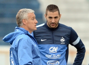 (Arquivo) O t&eacute;cnico Didier Deschamps (E) e o atacante Karim Benzema, em Porto Alegre, no dia 6 de junho de 2013