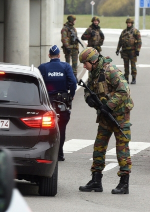 A B&eacute;lgica ca&ccedil;ava nesta quinta-feira dois suspeitos dos atentados de Bruxelas, cujos tr&ecirc;s autores identificados at&eacute; agora est&atilde;o relacionados com os ataques de novembro em Paris, uma liga&ccedil;&atilde;o que revela as falhas de seguran&ccedil;a na B&eacute;lgica e na luta contra o terrorismo em toda a Europa