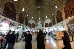 Iranianos fazem compras no antigo grande Bazaar, em Teer&atilde;, em 16 de janeiro de 2016