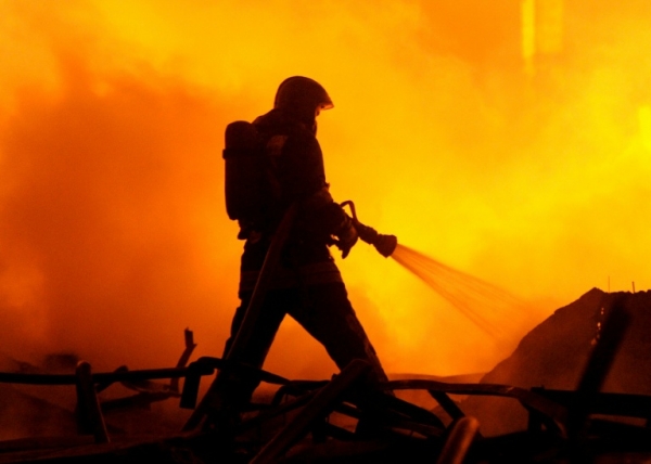 Bombeiro combate o fogo no hospital psiqui&aacute;trico