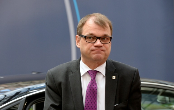 O premier da Finl&acirc;ndia, Juha Sipila, chega &agrave; reuni&atilde;o de c&uacute;pula da Uni&atilde;o Europeia, em Bruxelas