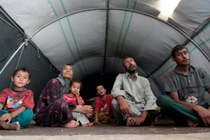 Fam&iacute;lia s&iacute;ria deslocada de vila perto de Fallujah e tranferida para um campo em Dora, nos arredores de Bagd&aacute;, no dia 31 de maio de 2016