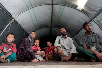 Fam&iacute;lia s&iacute;ria deslocada de vila perto de Fallujah e tranferida para um campo em Dora, nos arredores de Bagd&aacute;, no dia 31 de maio de 2016