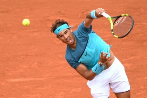 (26 mai) Nadal saca na segunda rodada da competi&ccedil;&atilde;o