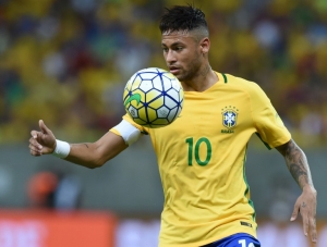 O jogador Neymar controla a bola durante partida contra o Uruguai, em Recife, no dia 25 de mar&ccedil;o de 2016