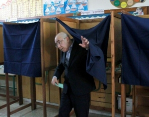 O presidente da C&acirc;mara de Representantes cipriota em final de mandato, Yiannakis Omirou, vota na cidade de Paphos, ao sul, em 22 de maio de 2016