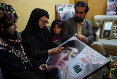 Fam&iacute;lia exibe em Peshawar a foto de um aluno da escola atacada