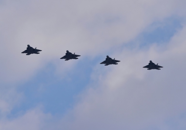 (Arquivo) Avi&otilde;es militares americanos s&atilde;o vistos em Pyeongtaek, Coreia do Sul, no dia 17 de fevereiro de 2016