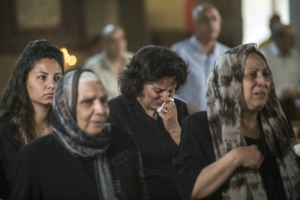 Parentes e amigos de ocupantes do avi&atilde;o assistem a uma missa numa igreja ortodoxa do Cairo