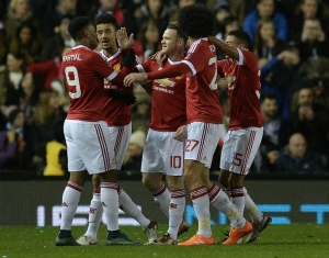 Jogadores do Manchester United comemoram gol durante partida contra o Derby County, em Derby, no dia 29 de janeiro de 2016