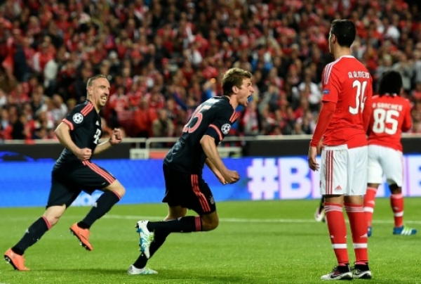 Bayern Munich's forward Thomas Mueller (C) celebrates after scoring a goal during the UEFA Champions League second leg quarter finals football match SL Benfica vs FC Bayern Munich at the Luz stadium in Lisbon on April 13, 2016.