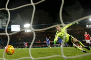 David de Gea (C) sofreu um gol de Diego Costa nos acr&eacute;scimos, em 7 de fevereiro, em Londres