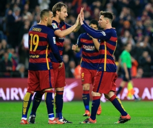 Jogadores do Barcelona comemoram gol durante partida contra o Deportivo de La Coru&ntilde;a, em Barcelona, no dia 12 de dezembro de 2015