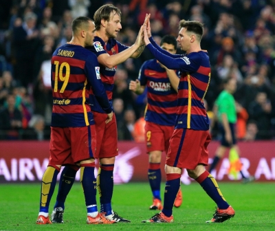 Jogadores do Barcelona comemoram gol durante partida contra o Deportivo de La Coru&ntilde;a, em Barcelona, no dia 12 de dezembro de 2015