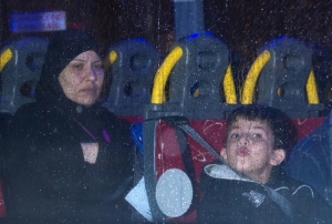 Refugiados s&iacute;rios em &ocirc;nibus ap&oacute;s aterrissar em aeroporto de Glasgow, Esc&oacute;cia, em 17 de novembro de 2015