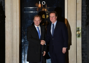 (31 jan) Cameron (d) recebe Tusk em Downing Street, Londres