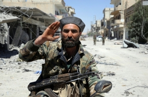 As for&ccedil;as do regime s&iacute;rio prosseguiam ganhando espa&ccedil;o nesta segunda-feira no centro do pa&iacute;s diante dos jihadistas do Estado Isl&acirc;mico (EI), poucas horas depois da morte em um ataque a&eacute;reo do porta-voz da Al-Qaeda no pa&iacute;s.