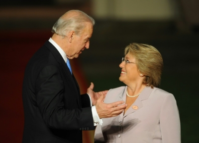 (Arquivo) O vice-presidente americano Joe Biden e a presidente chilena Michelle Bachelet s&atilde;o visto juntos em Vi&ntilde;a del Mar, no Chile, em 27 de mar&ccedil;o de 2009