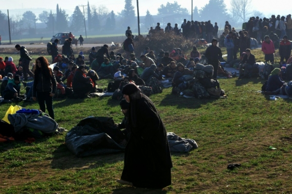 Migrantes e refugiados aguardam para cruzar a fronteira entre Gr&eacute;cia e Maced&ocirc;nia, em Idomeni, no dia 3 de fevereiro de 2016