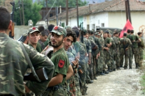 (Arquivo) Membros da guerrilha separatista kosovar albanesa UCK s&atilde;o vistos em Radusha, Maced&ocirc;nia, no dia 7 de de setembro de 2001