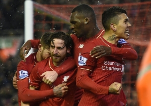 Jogadores do Liverpool comemoram gol durante partida contra o Arsenal, em Liverpool, no dia 13 de janeiro de 2016