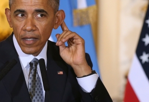 O presidente dos Estados Unidos, Barack Obama, declarou neste s&aacute;bado que "estigmatizar" os mu&ccedil;ulmanos &eacute; fazer o jogo dos extremistas, "que querem que nos enfrentamos entre n&oacute;s", uma cr&iacute;tica impl&iacute;cita &agrave;s propostas dos candidatos republicanos &agrave; Casa Branca.