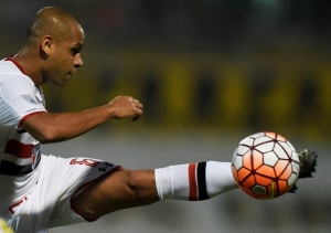 Carlinhos, do S&atilde;o Paulo, domina a bola durante partida contra o Trujillanos, em Valera, no dia 16 de mar&ccedil;o de 2016