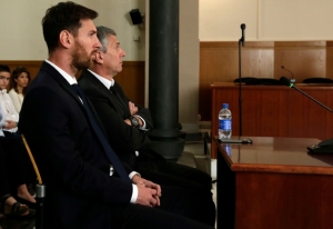 Messi e o pai comparecem ao tribunal em Barcelona