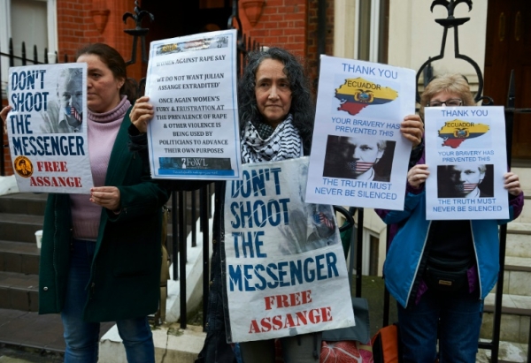 (4 fev) Simpatizantes de Assange manifestam-se em frente &agrave; embaixada do Equador em Londres