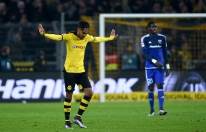 Aubameyang (E) comemora um dos gols que marcou contra o Ingolstadt, em 30 de janeiro, em Dortmund