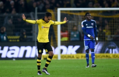 Aubameyang (E) comemora um dos gols que marcou contra o Ingolstadt, em 30 de janeiro, em Dortmund