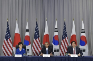 A presidente da Coreia do Sul, Park Geun-Hye, o presidente americano, Barack Obama, e o primeiro-ministro do Jap&atilde;o, Shinzo Abe, re&uacute;nem-se em Washington, no dia 31 de mar&ccedil;o de 2016