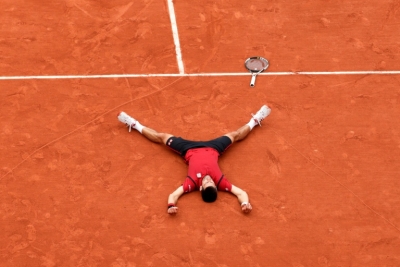 Djokovic deitado no meio do cora&ccedil;&atilde;o que desenhou na quadra de Roland Garros, em 5 de junho, em Paris