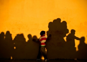 (14 fev) Menino brinca com as sombras na parede de uma catedral, no estado mexicano de Chiapas