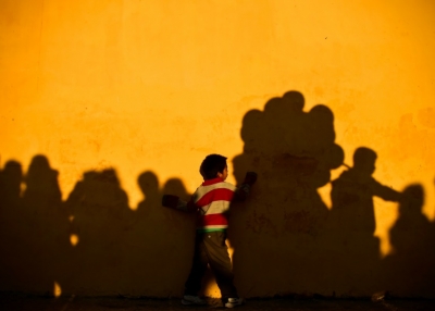 (14 fev) Menino brinca com as sombras na parede de uma catedral, no estado mexicano de Chiapas