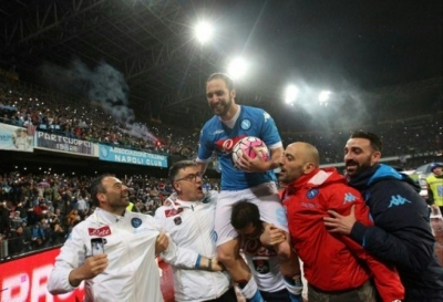 O franco-argentino Gonzalo Higua&iacute;n (centro), com os colegas do Napoli, ap&oacute;s partida contra Frosinone, no est&aacute;dio San Paolo, em N&aacute;poles, em 14 de maio de 2016
